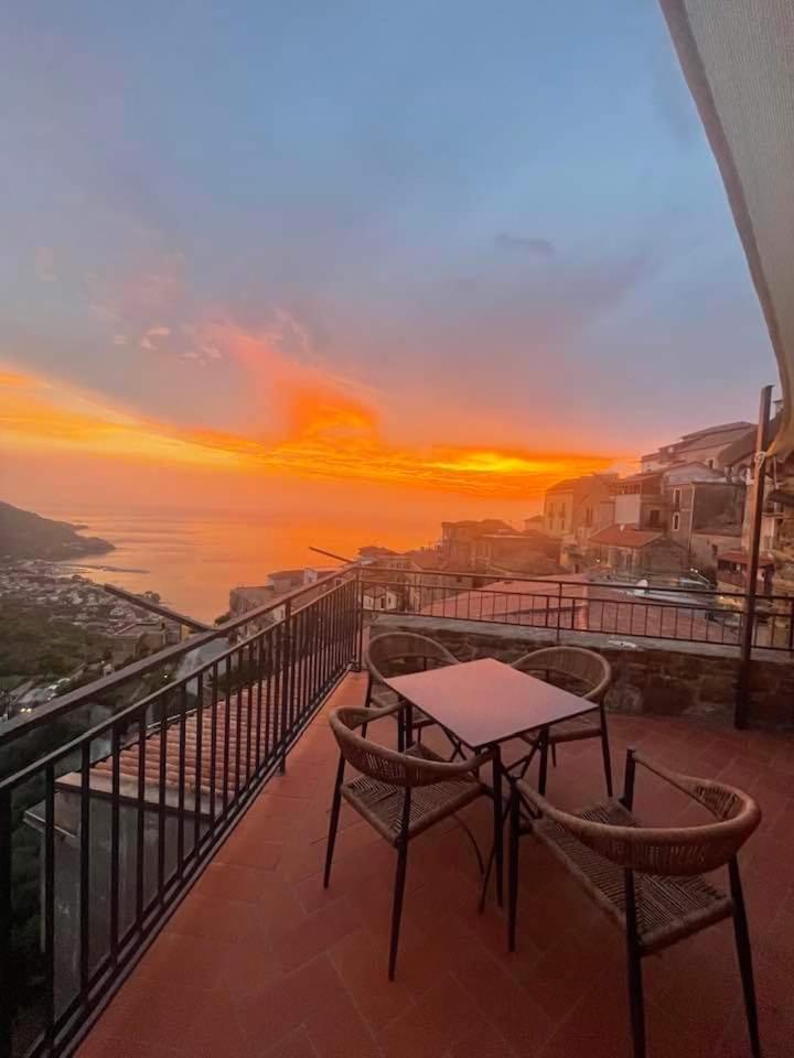 La Mansarda Bed & Breakfast Castellabate Bagian luar foto